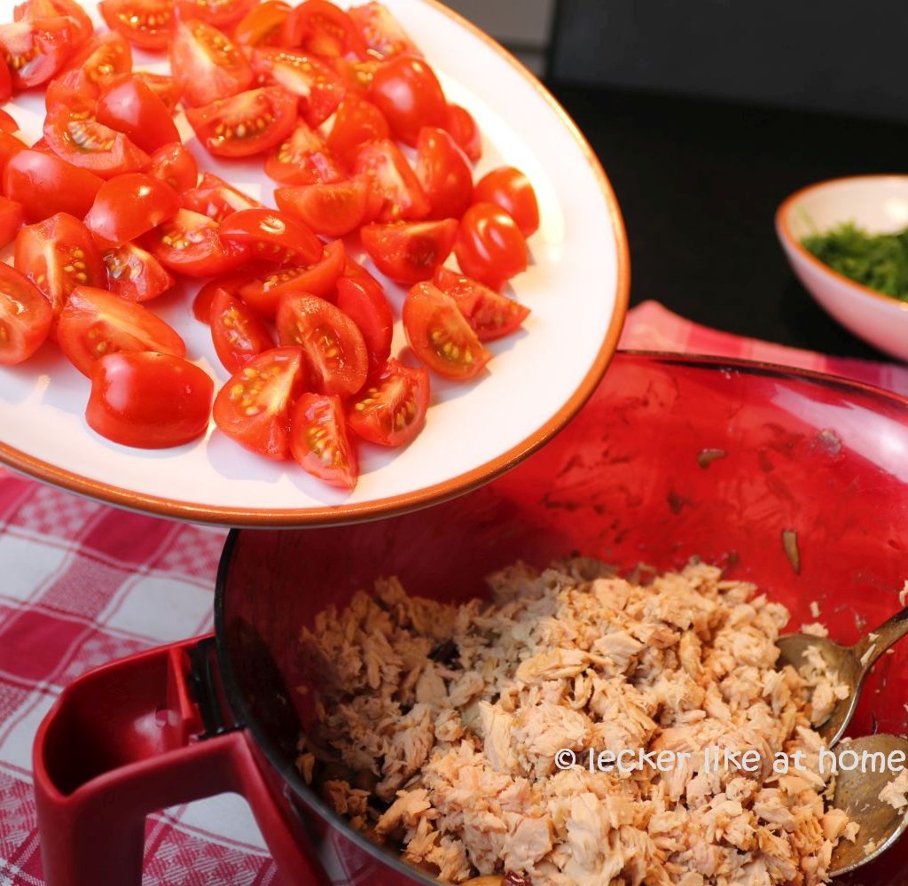Thunfisch-Bohnen-Salat - Tomaten zufügen
