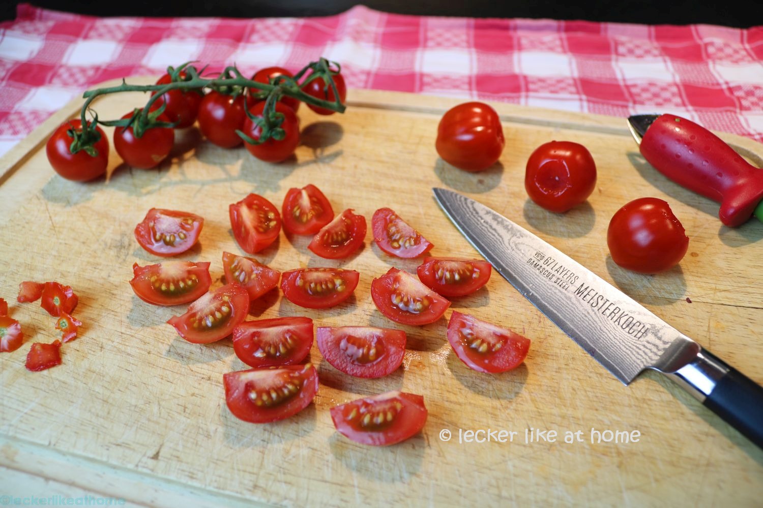 Thunfisch-Bohnen-Salat - Tomaten vierteln