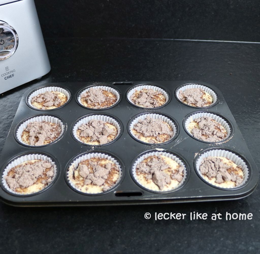 Zupfkuchen Muffins - Schokostreusel auf die Quarkmasse geben