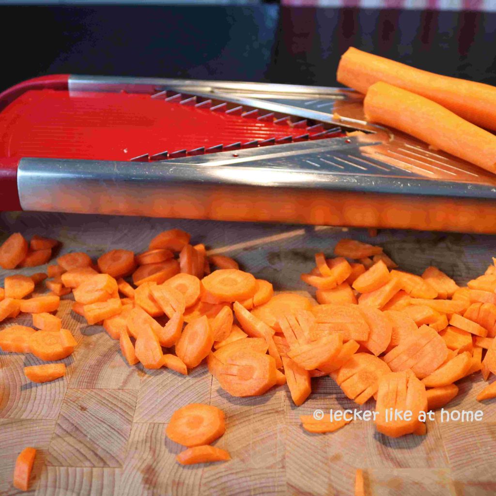 Gebackener-Butterkürbis-8-Karotten-schneiden