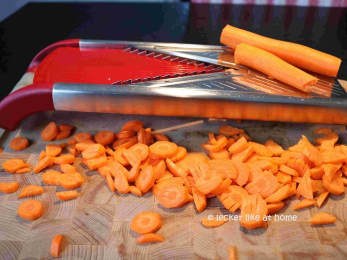 Gebackener-Butterkürbis-8-Karotten-schneiden
