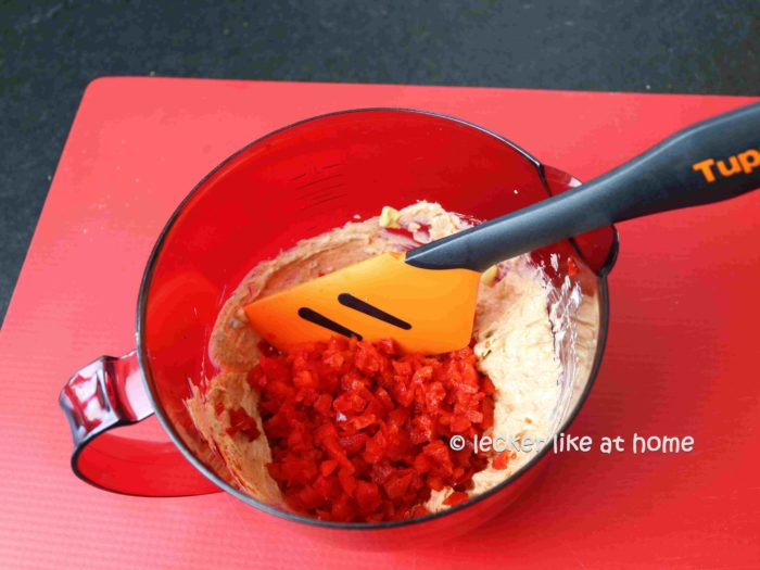 Räucherlachs Kräuter Röllchen - 13 Frischkäsepaste mit Paprika vermengen
