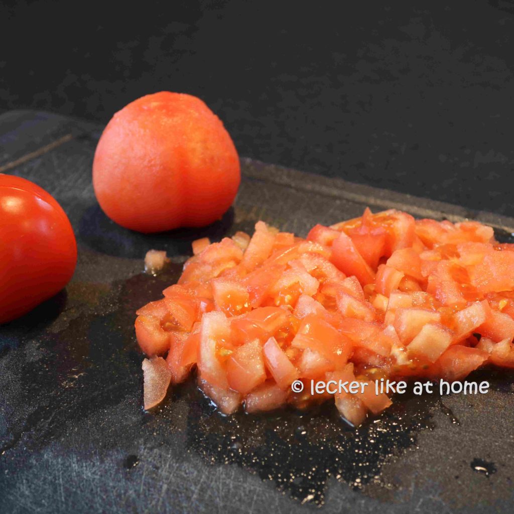 überbrühte Tomaten würfeln