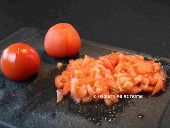 überbrühte Tomaten würfeln