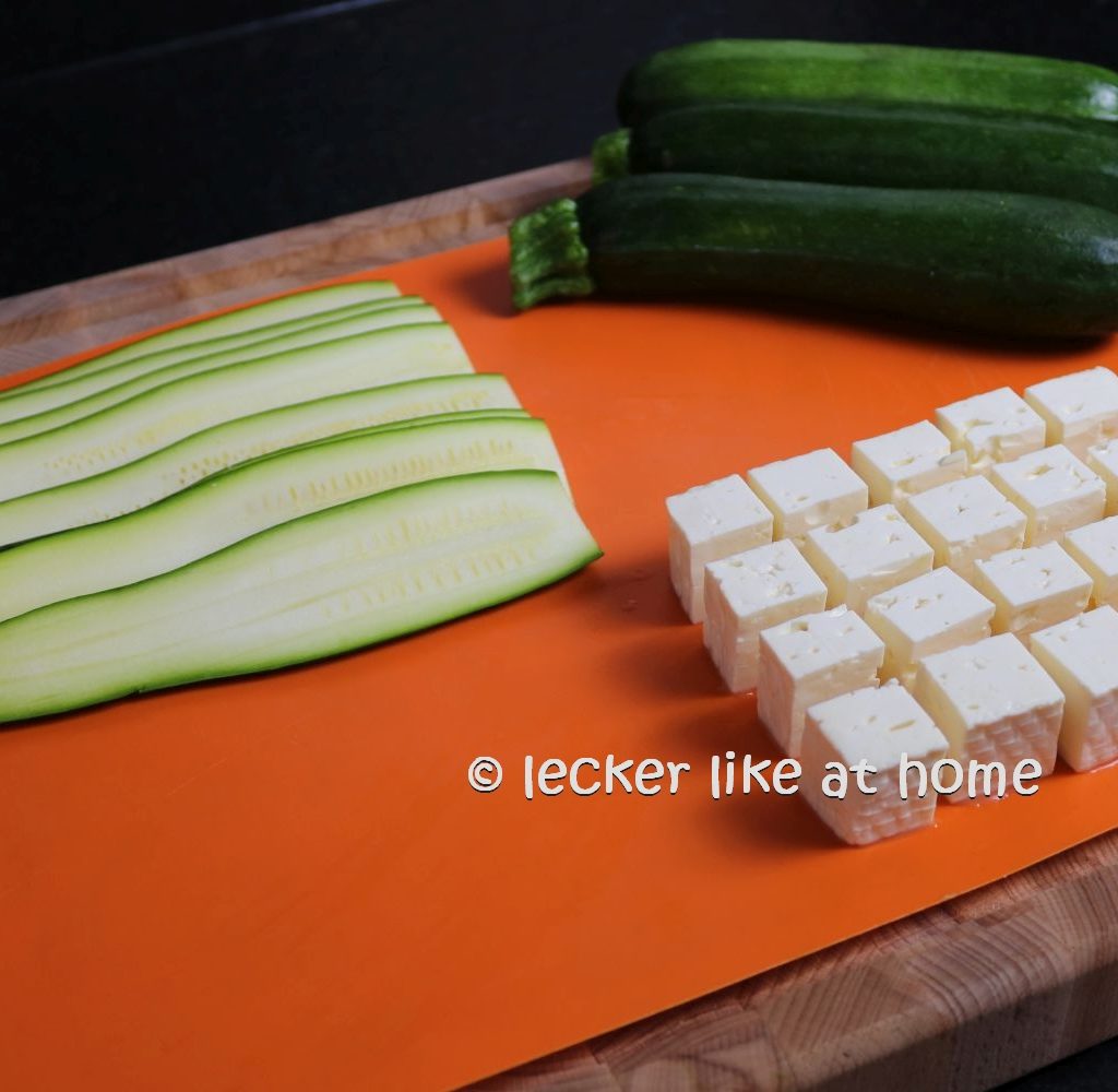 gesschnittene Zucchini - Fetawürfel
