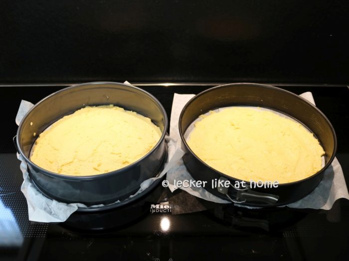 5 Heidelbeer Baiser Torte - Teig auf zwei Springformen aufgeteilt