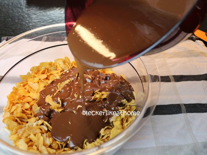 Schoko Crossies - 15 Schokolade unter die Cornflakes und Mandelsplitter rühren