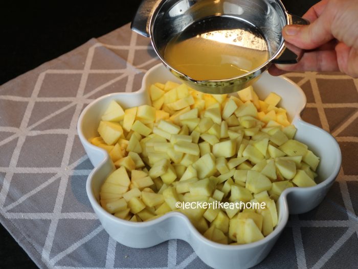 Apfel - Crumble mit Zitronensaft vermengen