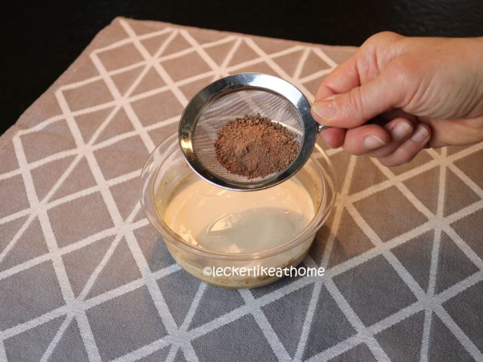 Koffeeflockey - Kakao auf den Joghurt sieben