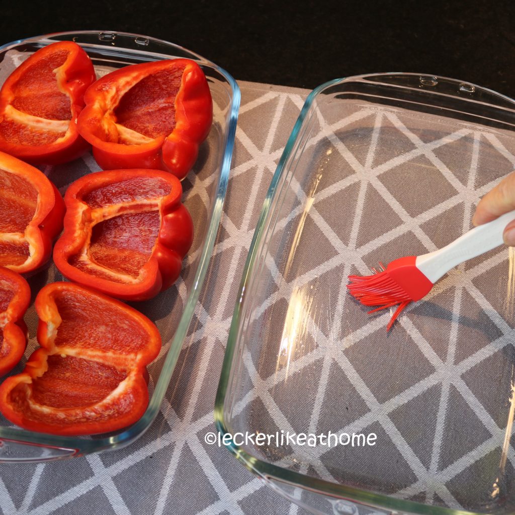 Paprika meats Feta - Halbierte Paprika in eine gefettete Auflaufform geben