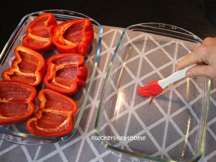 Paprika meats Feta - Halbierte Paprika in eine gefettete Auflaufform geben