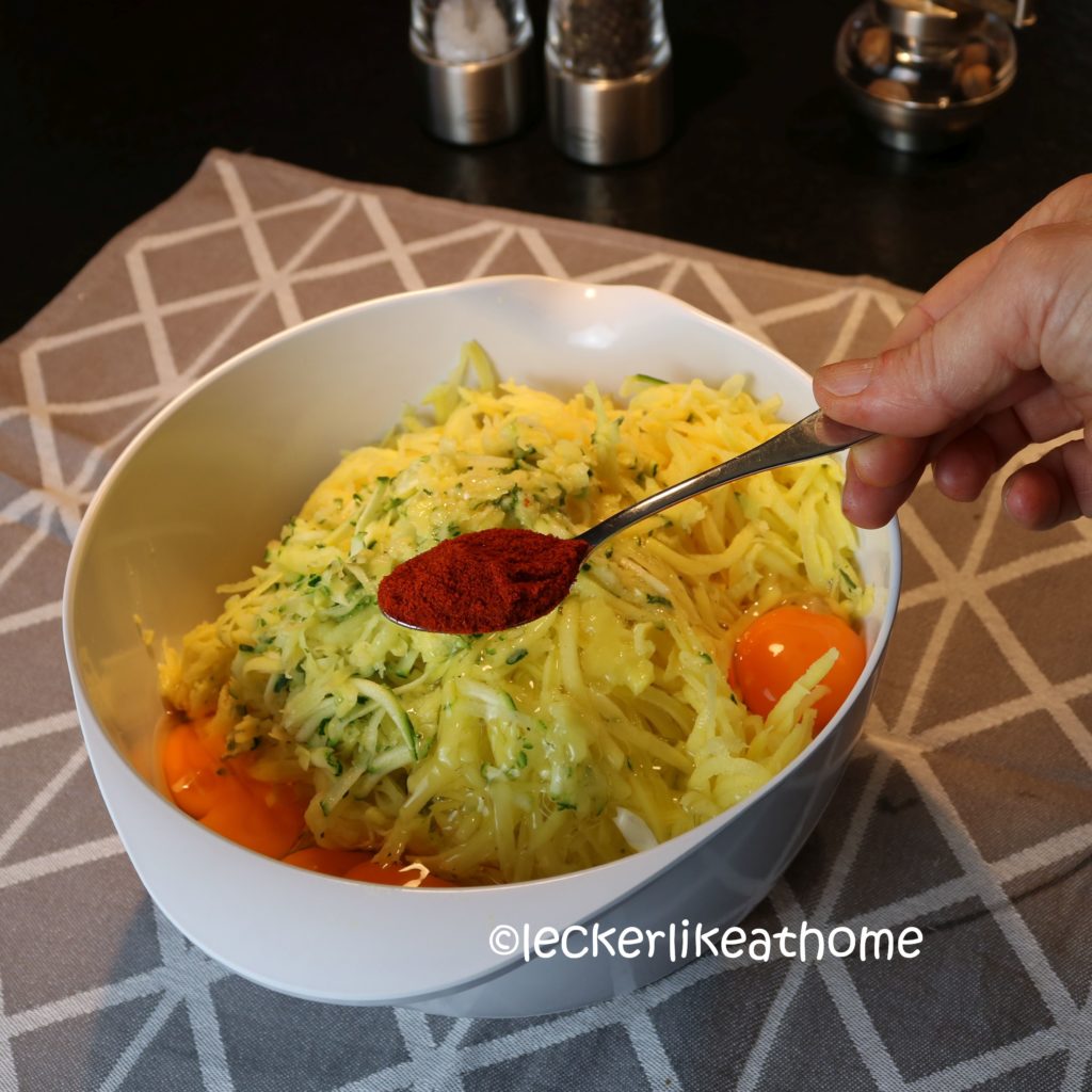 Zucchini - Kartoffel - Rösti mit Paprika würzen