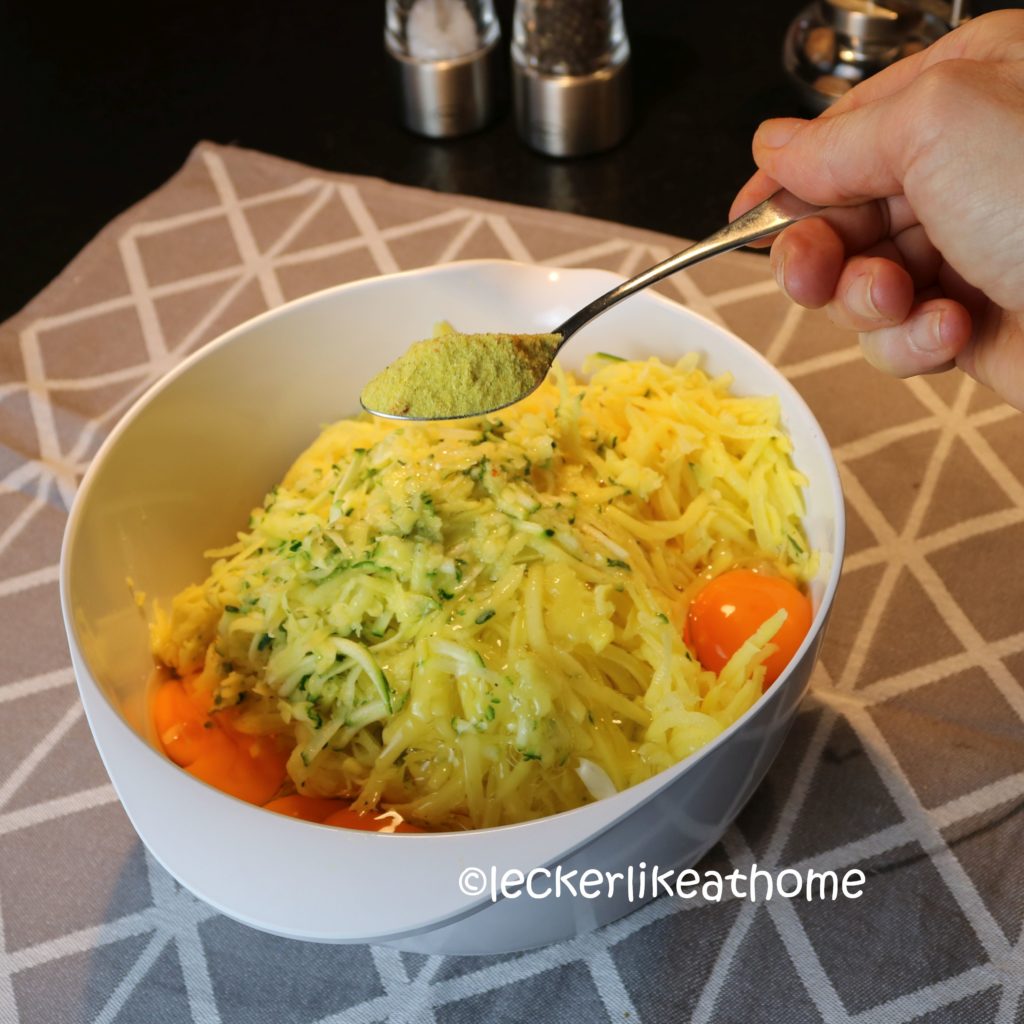 Zucchini - Kartoffel - Rösti mit Brühwürze würzen