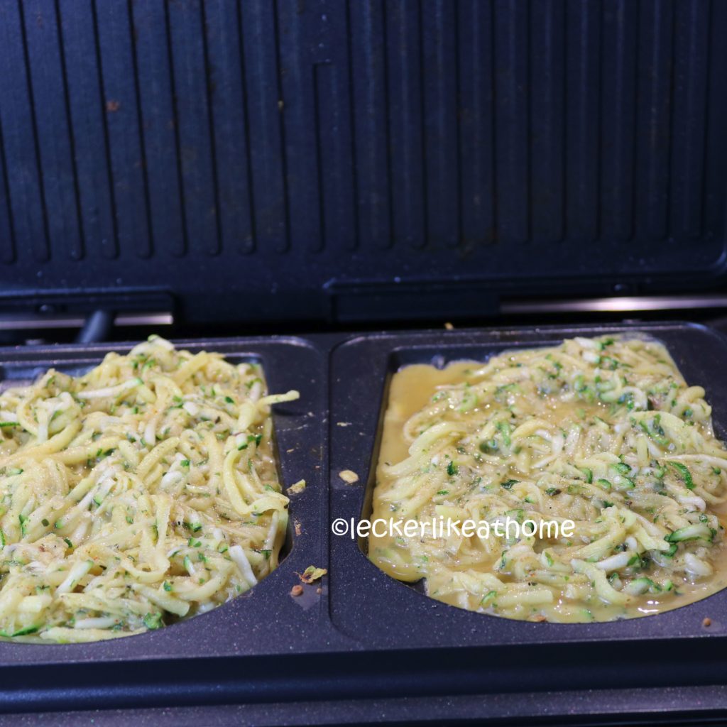 Zucchini - Kartoffel - Rösti Masse in den Grill geben.