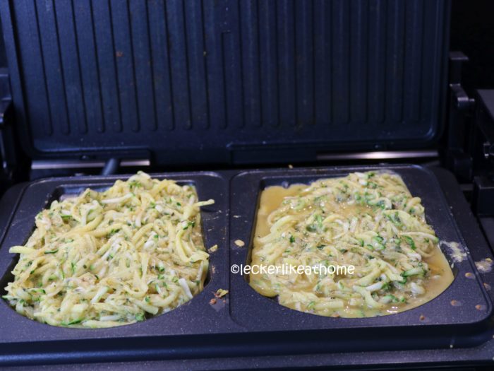 Zucchini - Kartoffel - Rösti Masse in den Grill geben.