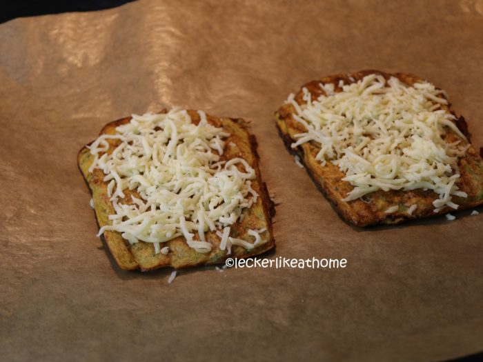 Zucchini - Kartoffel - Rösti Röstis mit Käse bestreuen