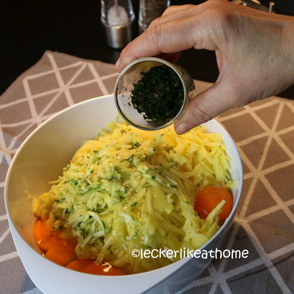 Zucchini - Kartoffel - Rösti gefrorene Italienische Gewürze zufügen