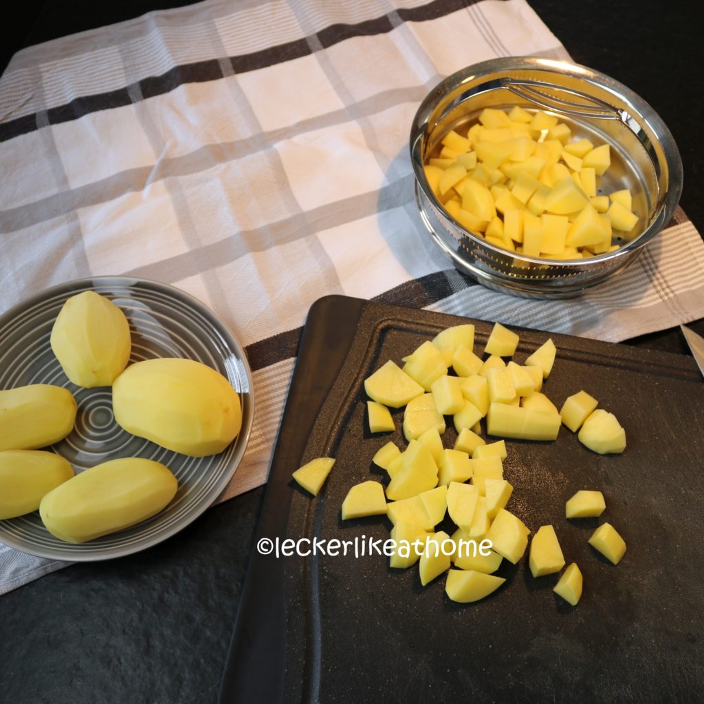 Brokkolie Lachs Auflauf - Kartoffeln schneiden