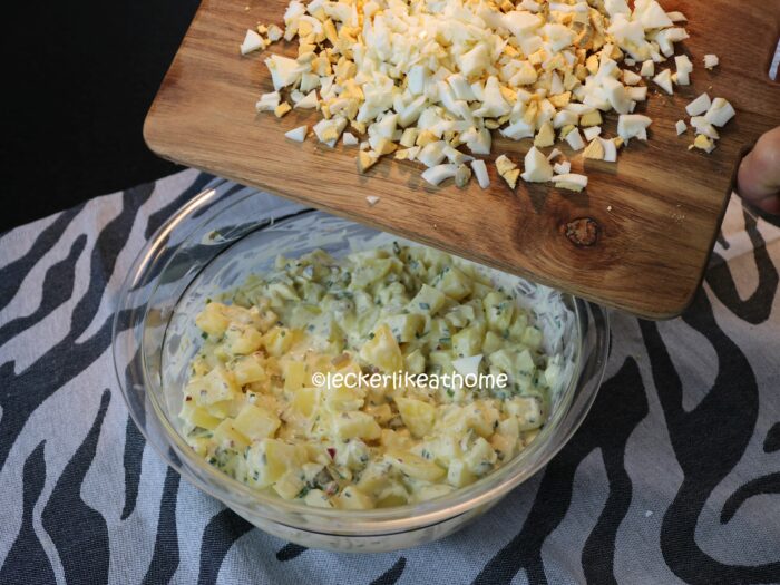 Kartoffelsalat - Eiwürfel hinzufügen