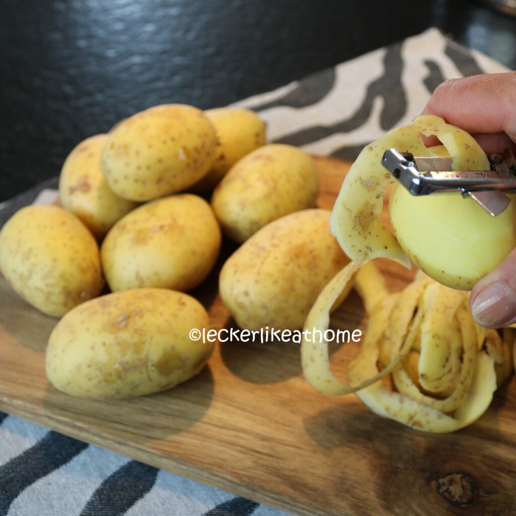 Kartoffelsalat - Kartoffeln schälen